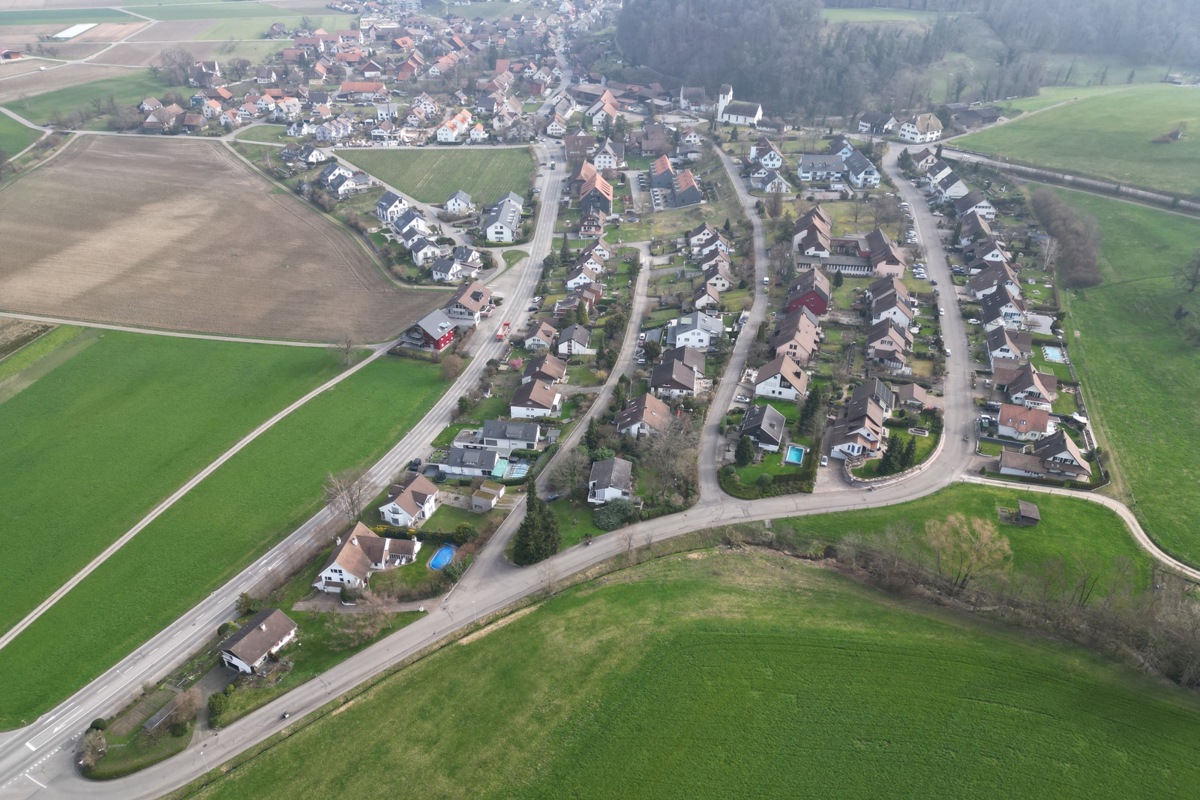 Flaach im März 2024: Das jetzige Wachstum hat mit dem Alterswohnheim (rechts der Bildmitte) zu tun.