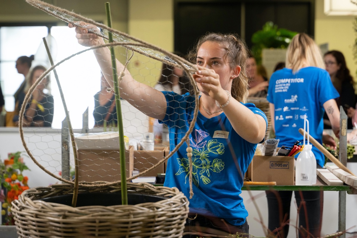 Marisa Erb beim Gestalten des Korbs in der Vorrunde. Marisa Erb beim Gestalten des Korbs in der Vorrunde.