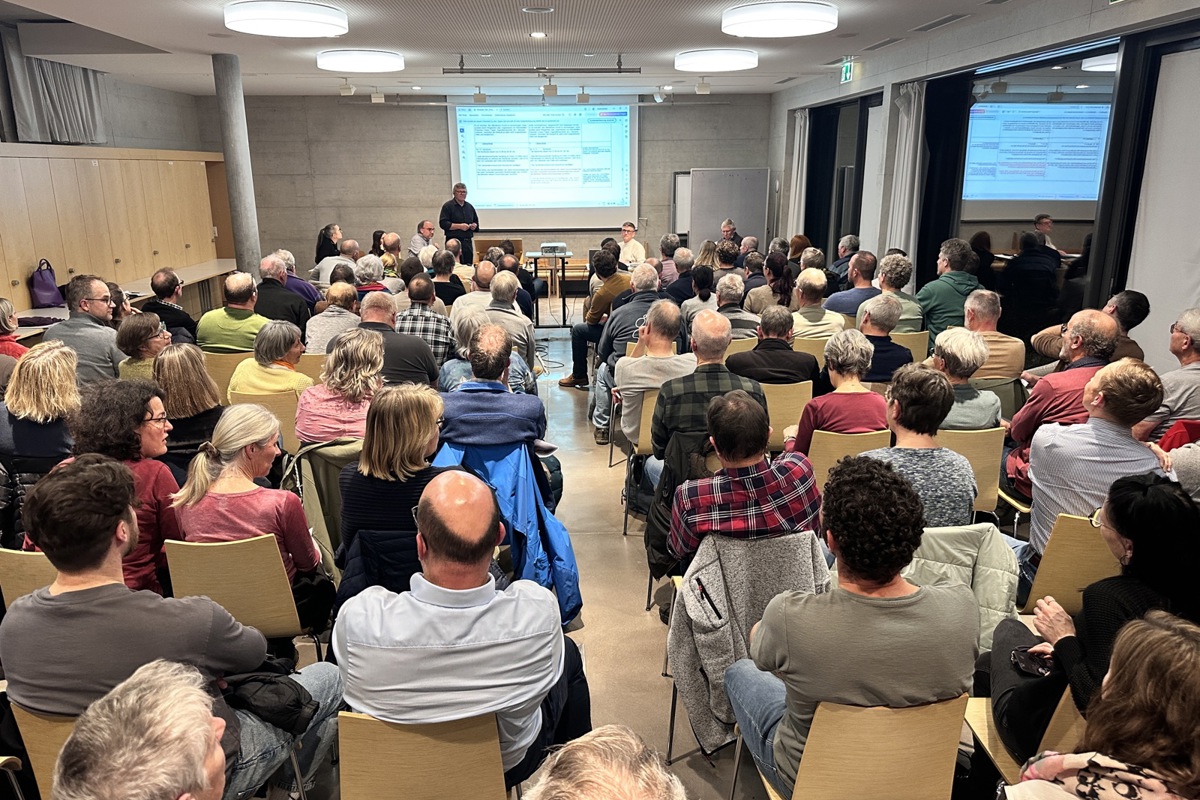 Noch wenige Leute mehr, und die Versammlung hätte von der Aula in die Turnhalle verlegt werden müssen.