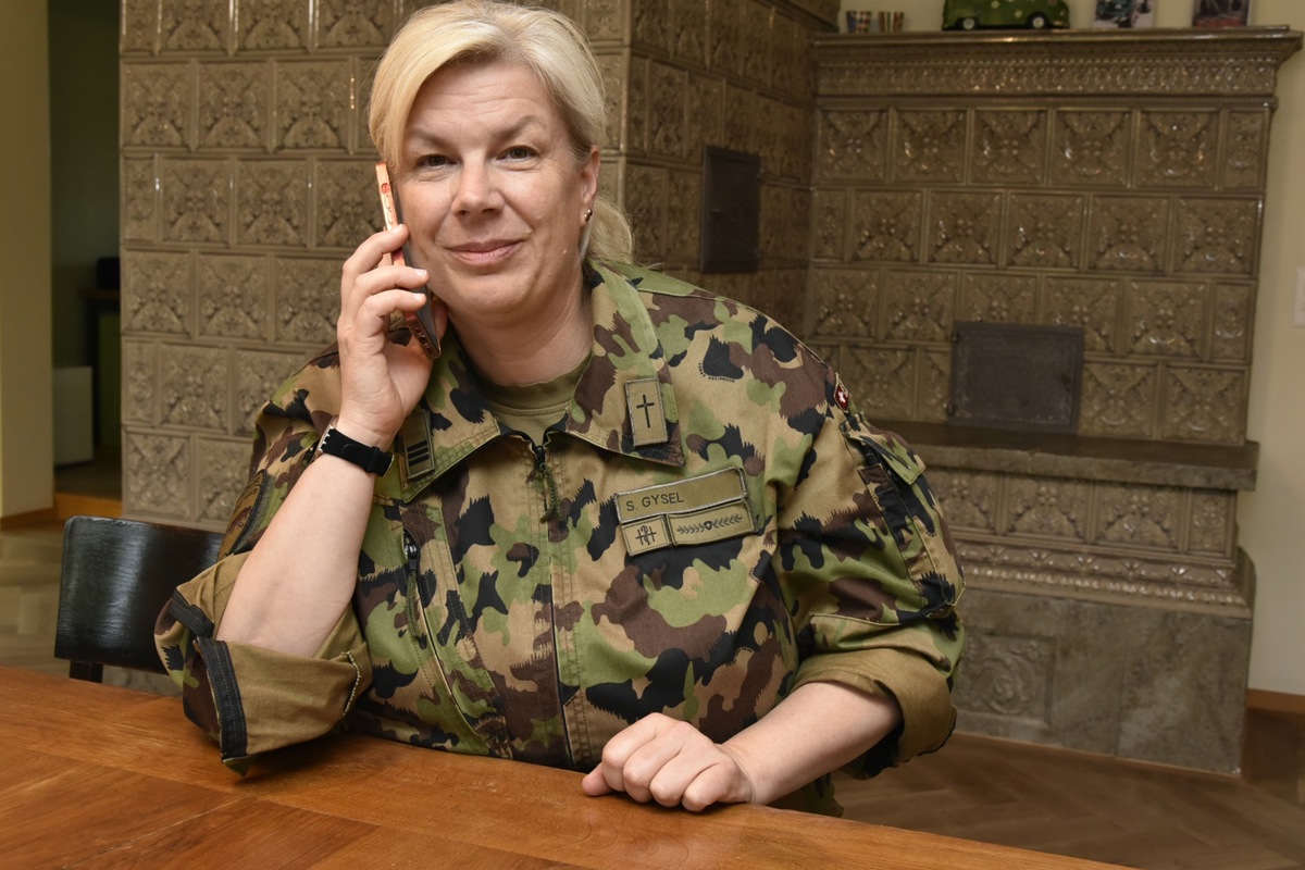 Das Kreuz auf dem Revers ihrer Uniform weist Stephanie Gysel als Armeeseelsorgerin aus. Für Rekruten ist sie während derer Ausbildung telefonisch immer erreichbar.