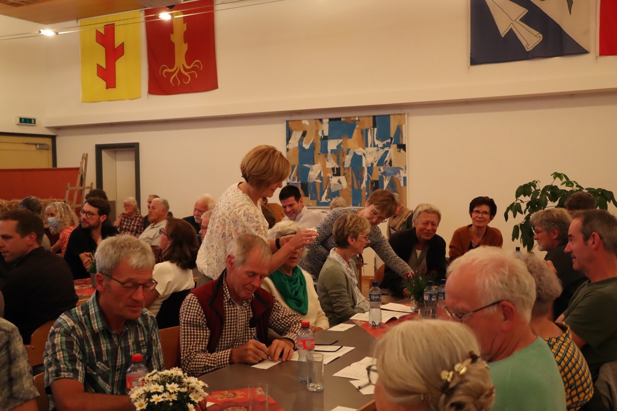 Die Frauen und Männer des Gemeinderats (hier Ilona Diriwächter (l.) und Anita Fleury) verteilten die Zettel für die geheime Abstimmung persönlich.