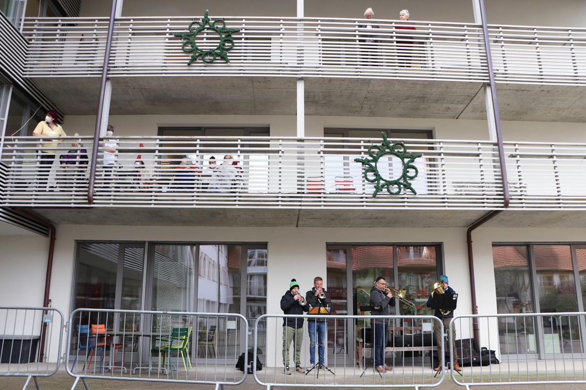 Bewohnende des Zen­trums für Pflege und Betreuung Weinland lauschen den Klängen der Brass Band Mar­tha­len.