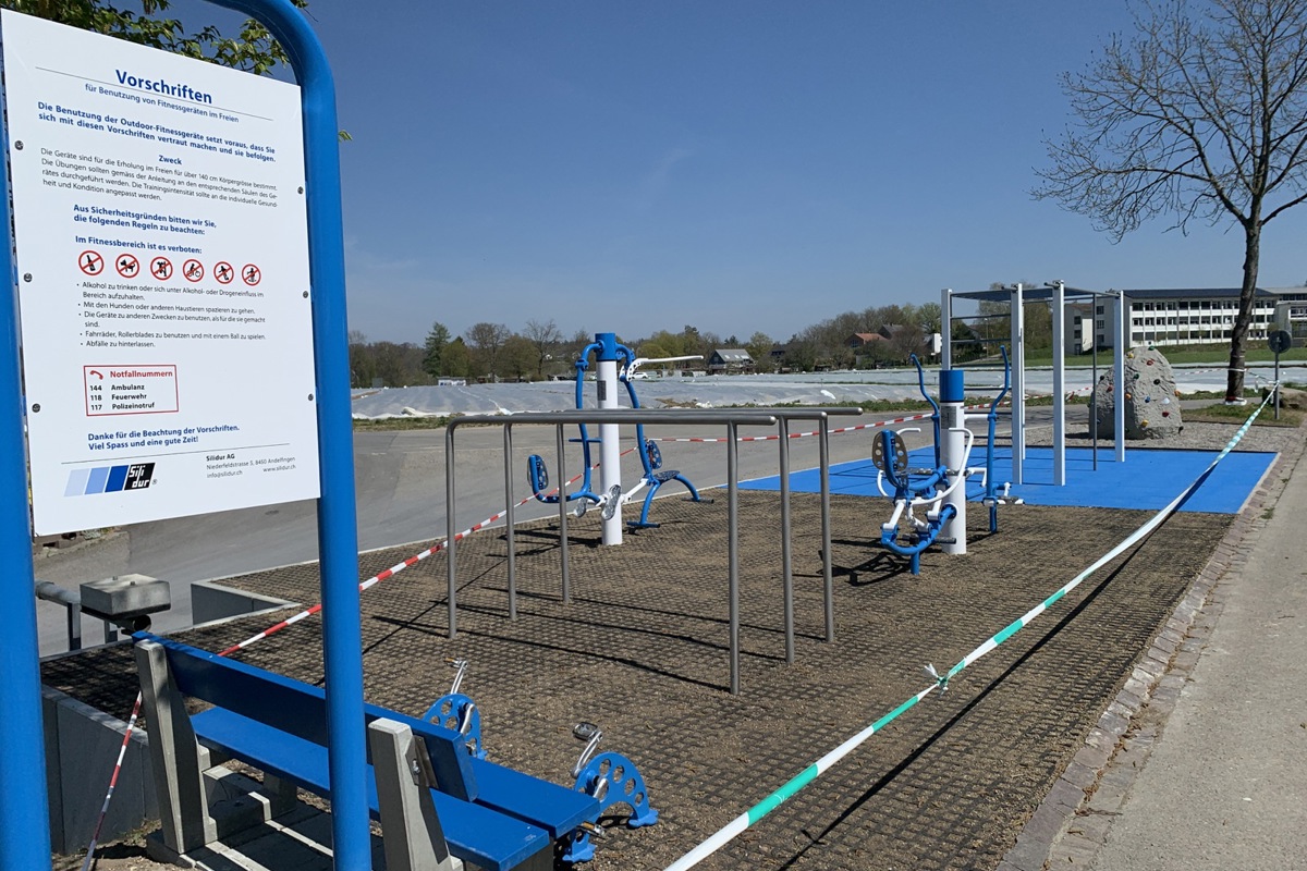 Noch ist die Outdoor-Fitnessanlage abgesperrt. Sobald das Gras zwischen den Fallschutz-Rasengittersteinen gewachsen ist
