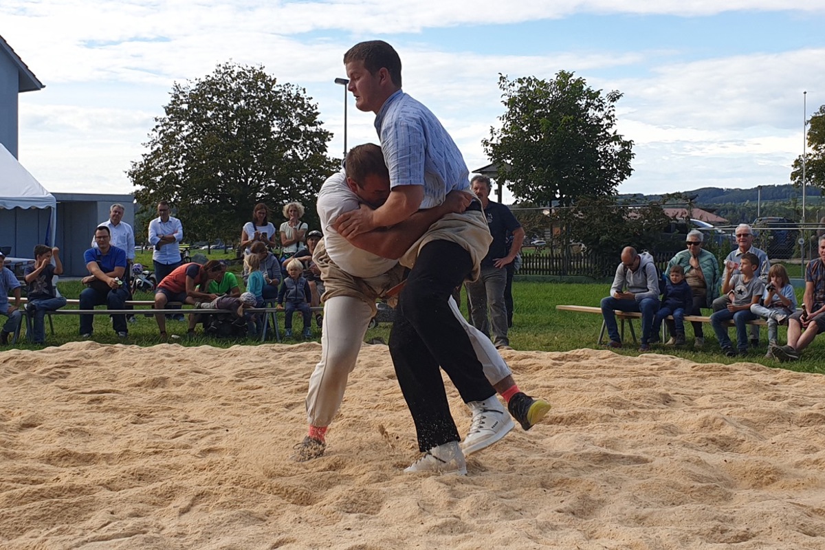 Beda Arztmann (in Weiss) setzte sich im Schlussgang des Klubschwingets der Aktiven gegen Christian Lanter durch. Beda Arztmann (in Weiss) setzte sich im Schlussgang des Klubschwingets der Aktiven gegen Christian Lanter durch.