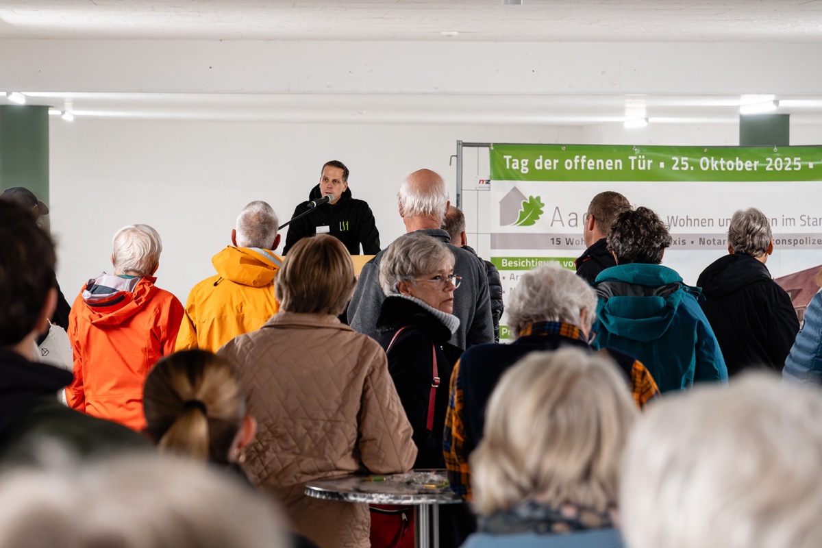 Michael Tanner, Vorsitzender der Leihkasse Stammheim AG, während der Ansprache im bankeigenen Projekt Aachhof.