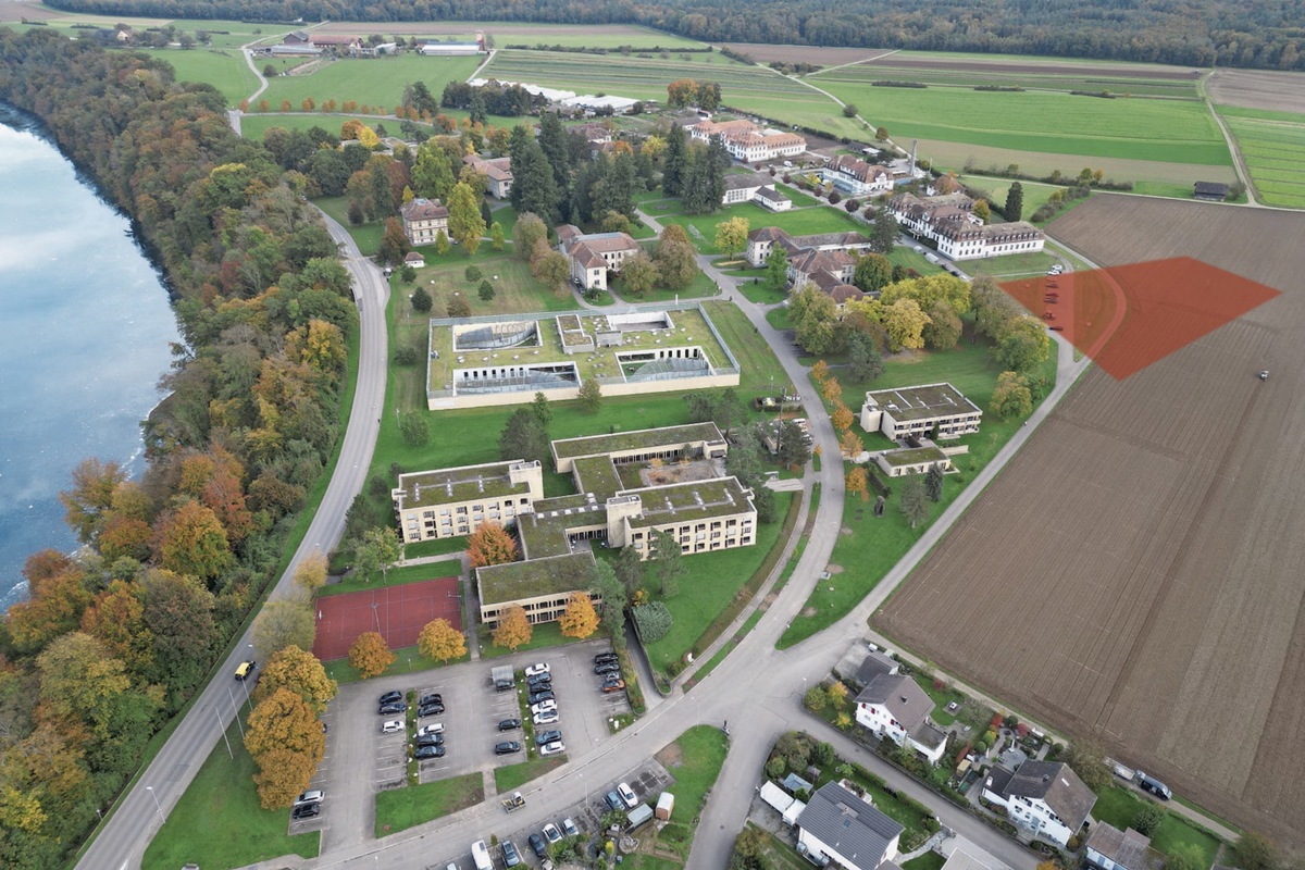 Auf der roten Fläche entsteht das neue Gebäude. Der Breitenweg wird links vorbeigeführt, Parkplätze werden auf der Wiese in der zweiten Spange angeordnet. Auf der roten Fläche entsteht das neue Gebäude. Der Breitenweg wird links vorbeigeführt, Parkplätze werden auf der Wiese in der zweiten Spange angeordnet.
