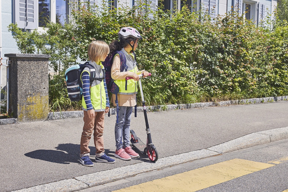 Den Kindern wird beigebracht, erst dann einen Fussgängerstreifen zu betreten, wenn das Fahrzeug davor hält. Den Kindern wird beigebracht, erst dann einen Fussgängerstreifen zu betreten, wenn das Fahrzeug davor hält.
