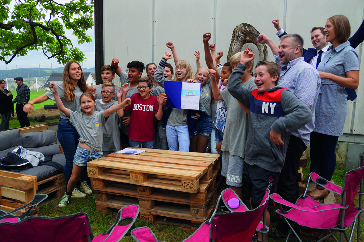 Die Kinder freuen sich über das Label «Kinderfreundliche Gemeinde» Die Kinder freuen sich über das Label «Kinderfreundliche Gemeinde»