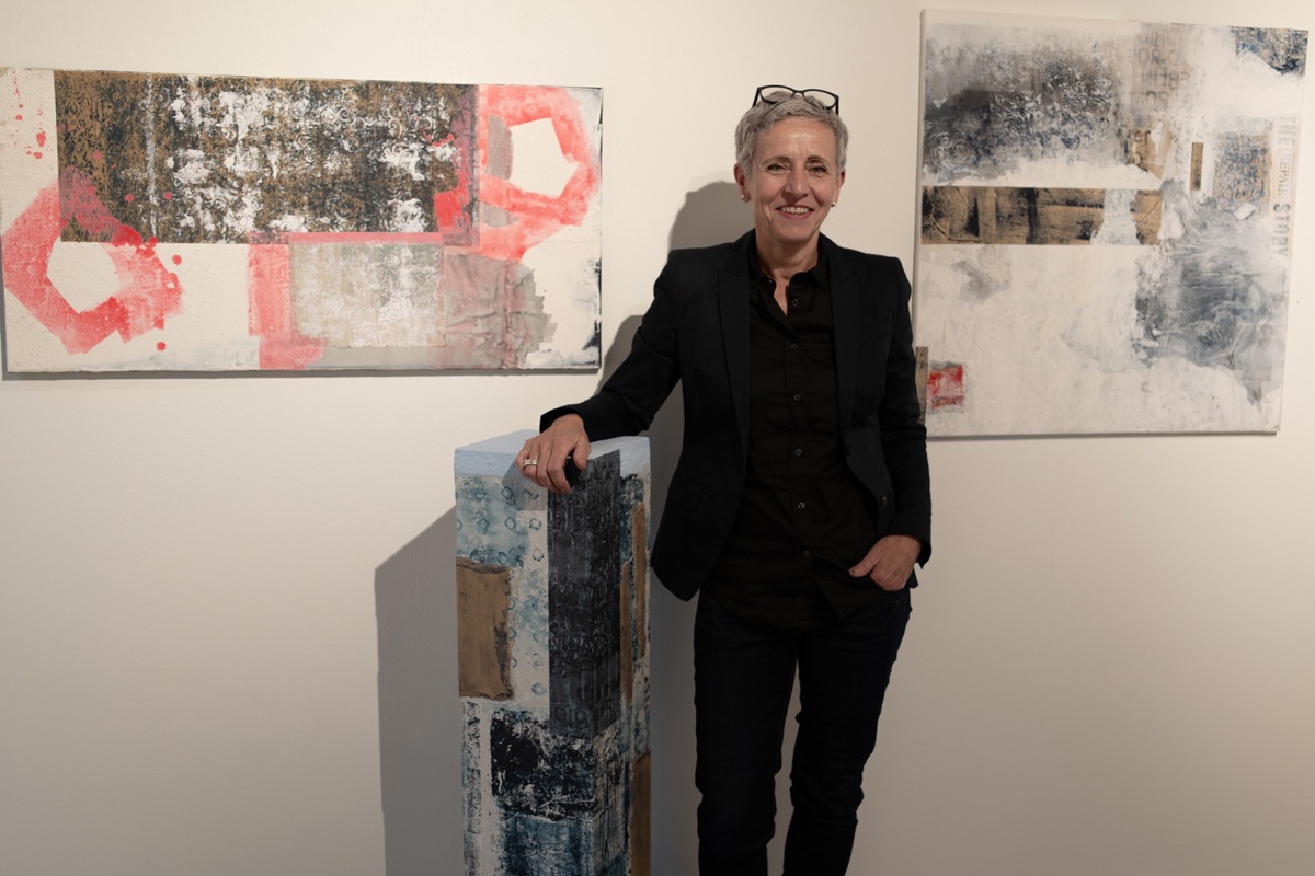 Die Toggenbuger Künstlerin Helena Zähnler-Oberhänsli zeigt abstrakte Kunst.