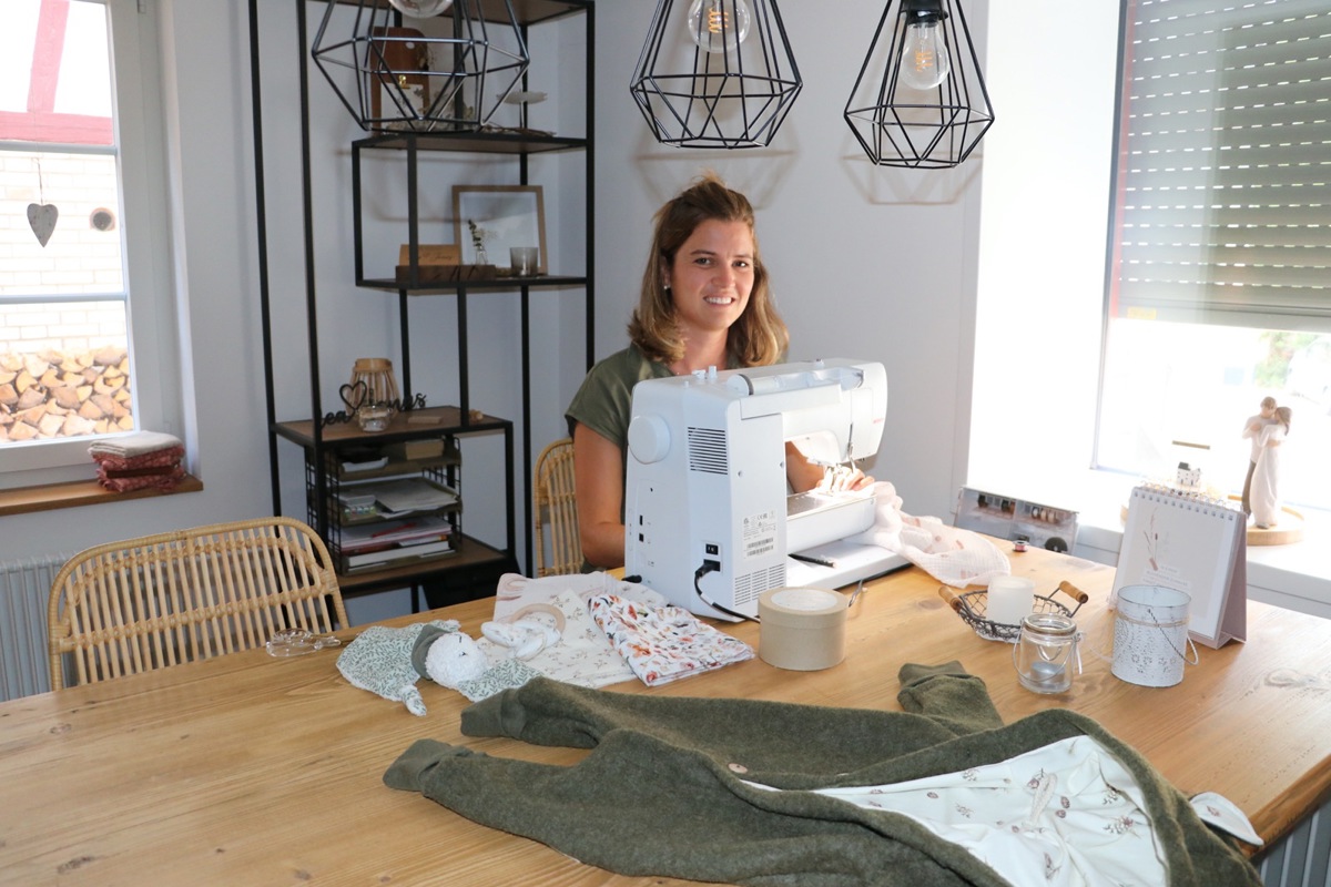 Lea Dätwyler liebt das kreative Arbeiten an der Nähmaschine.