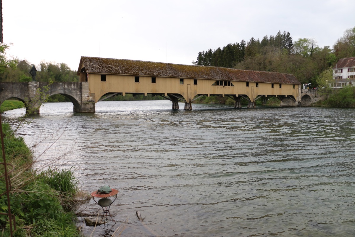 Die Arbeiten am Widerlager aus Stein auf seiner Seite (r.) muss Deutschland selber finanzieren. Die hölzerne Rheinbrücke in Rheinau aber gehört dem Kanton Zürich. Gebaut wurde sie