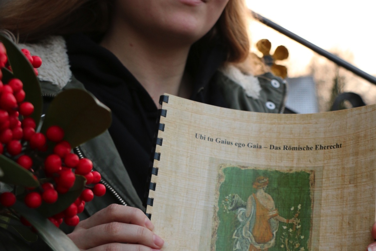 Sogar das Papier von Larissa Stamms Maturaarbeit sieht antik aus.