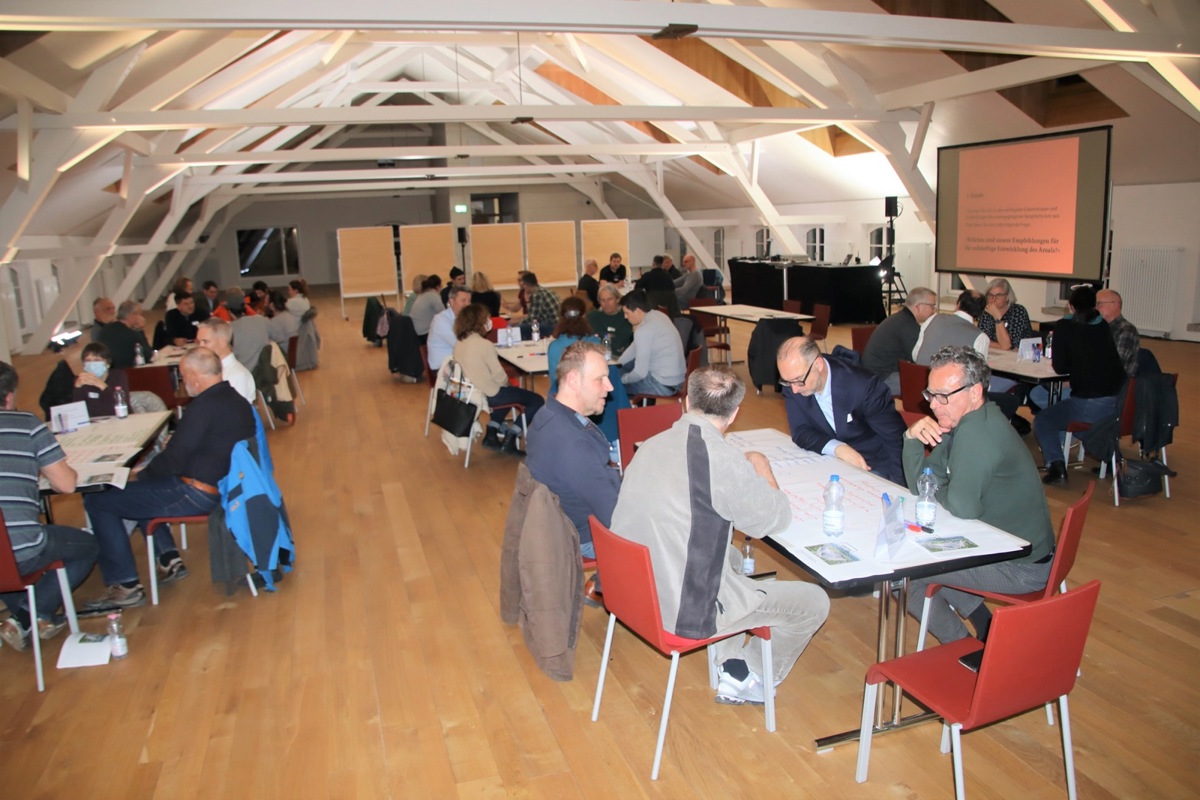 An den einzelnen Tischen wurde intensiv diskutiert An den einzelnen Tischen wurde intensiv diskutiert