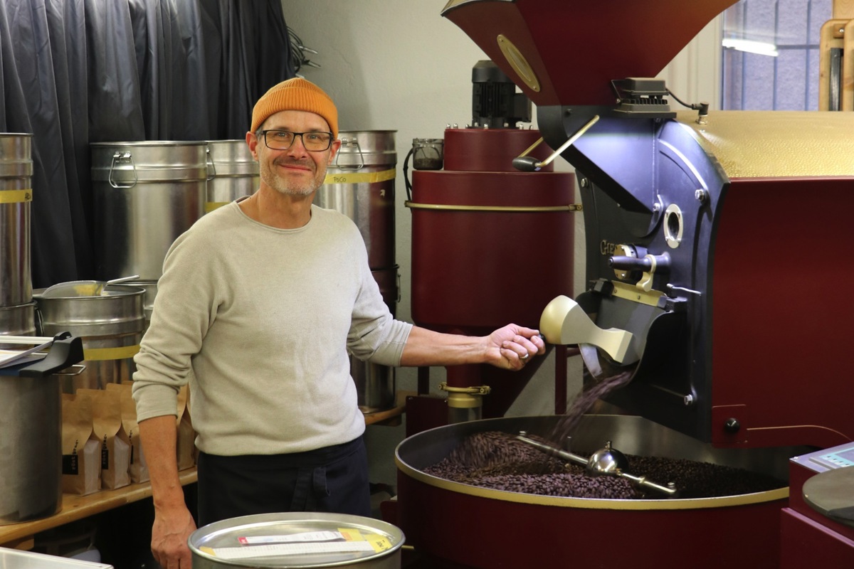 Samuel Lüthi in seiner Kaffeerösterei in Kleinandelfingen. Er kauft Rohkaffee von Bauern, die er kennt, und röstet diesen jeweils am Donnerstag selbst.