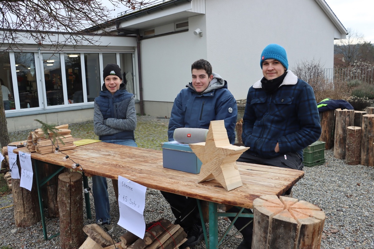 Mit selbst hergestellten Holzsternen und Brennholz boten Jugendliche während der Projektwoche ihre Produkte in der Stadt Ossity an.