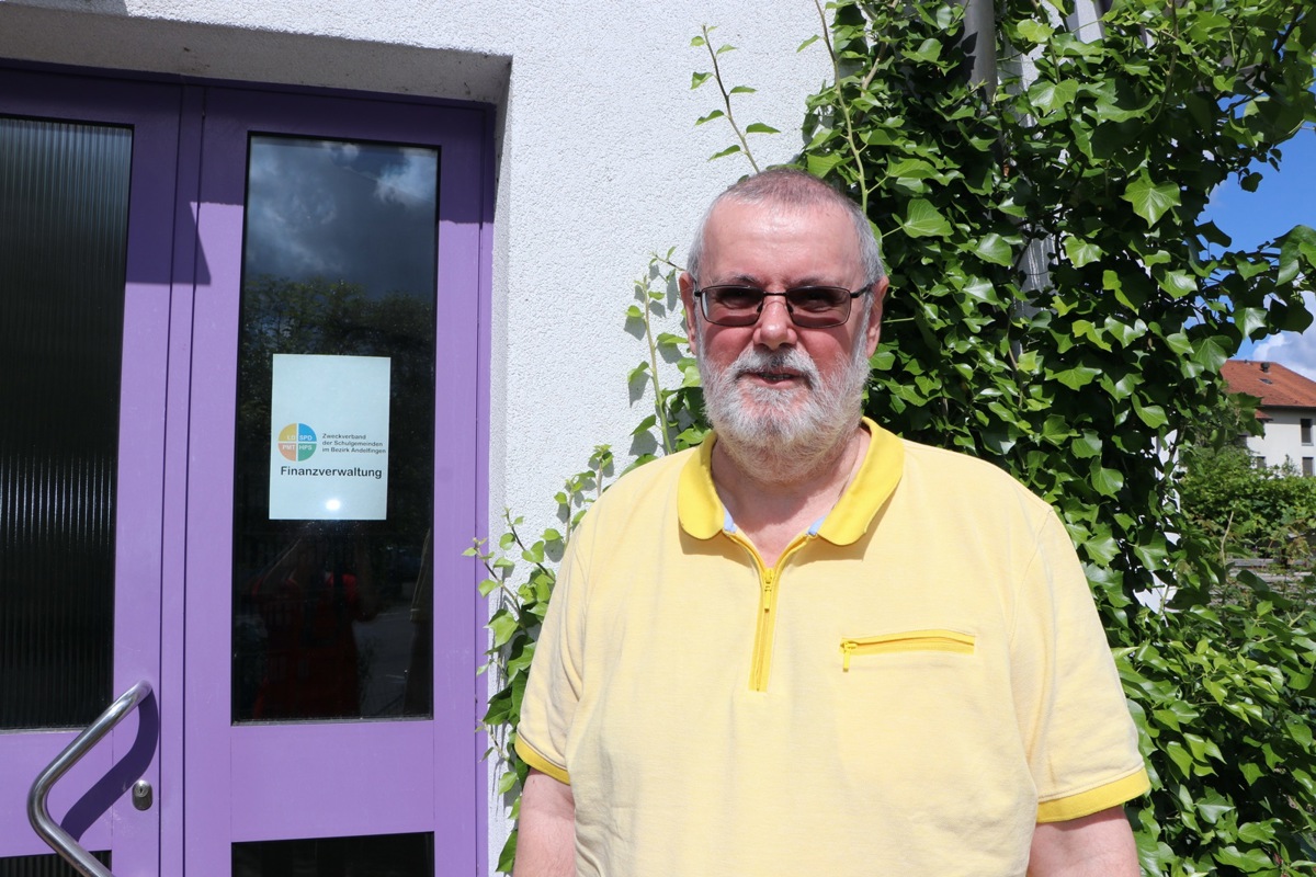 Peter Stocker vor seinem Büroeingang in Henggart. Von dort wird er künftig zwar noch für seine eigene Firma und den Schulzweckverband weiterarbeiten