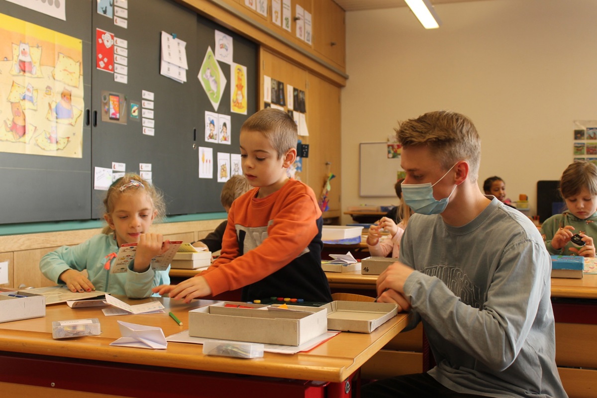 Rund ein Jahr arbeitet der Zivildienstleistende Maurus Ginsig in der Primarschule Henggart und schaut Erstklässlern über die Schultern.