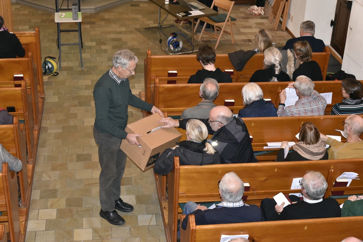 Die Kirchenpflege-Mitglieder (hier Urs Weilenmann) sammelten mit vorbereiteten Urnen die Wahlzettel für die Pfarrwahlkommission ein.