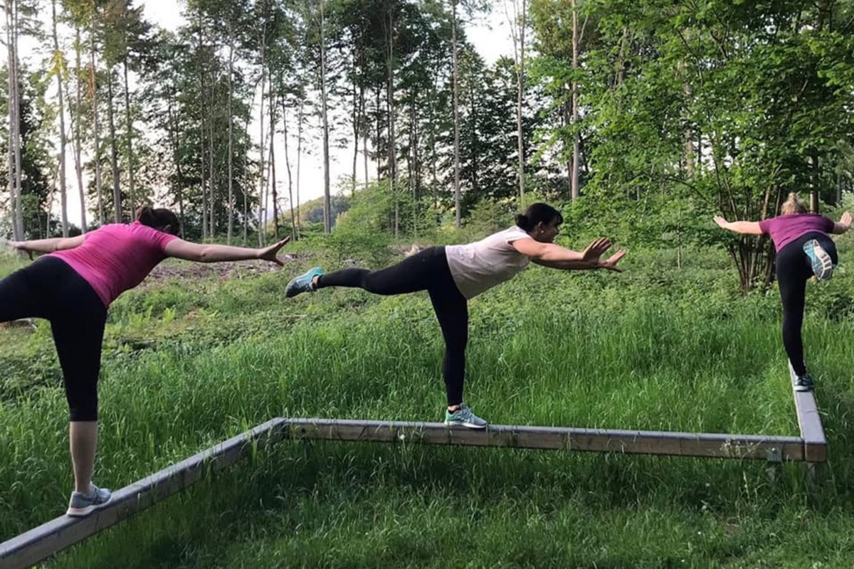 Die Flaachemerinnen haben es schon im Frühling nach dem Ende des Lockdowns vorgemacht: Mit ein bisschen Kreativität ist Training auch zu Zeiten von Corona möglich (hier im Mai auf dem Vitaparcours).