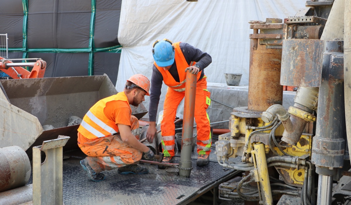 2909_frisch-aus-dem-boden_der-bohrkern-im-orangen-plastikliner-wird-raschmo-glichst-verschlossen-und-dann-beschriftet_hay3.jpg 2909_frisch-aus-dem-boden_der-bohrkern-im-orangen-plastikliner-wird-raschmo-glichst-verschlossen-und-dann-beschriftet_hay3.jpg