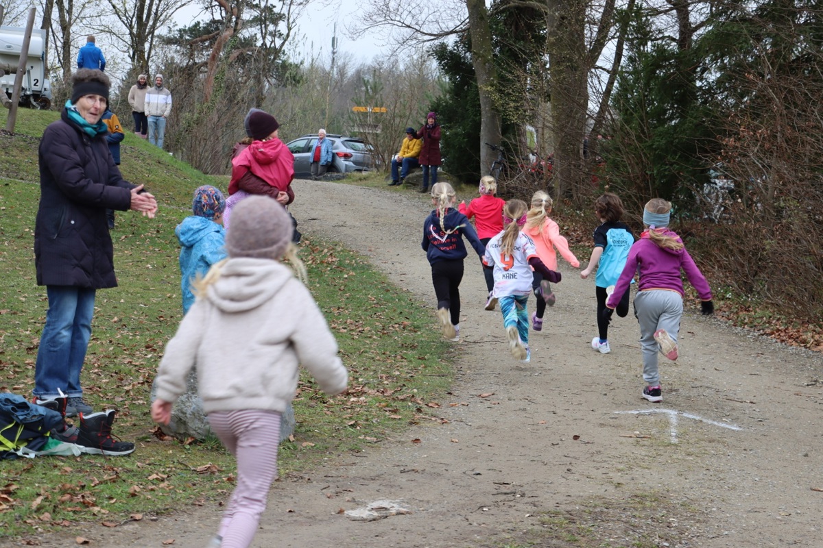 «Hopp, hopp, hopp!», riefen die Zuschauenden am Streckenrand des Müliberglaufs und feuerten die teilnehmenden Kinder an. 118 Jungathletinnen und -athleten stellten sich der Herausforderung in Andelfingen. 