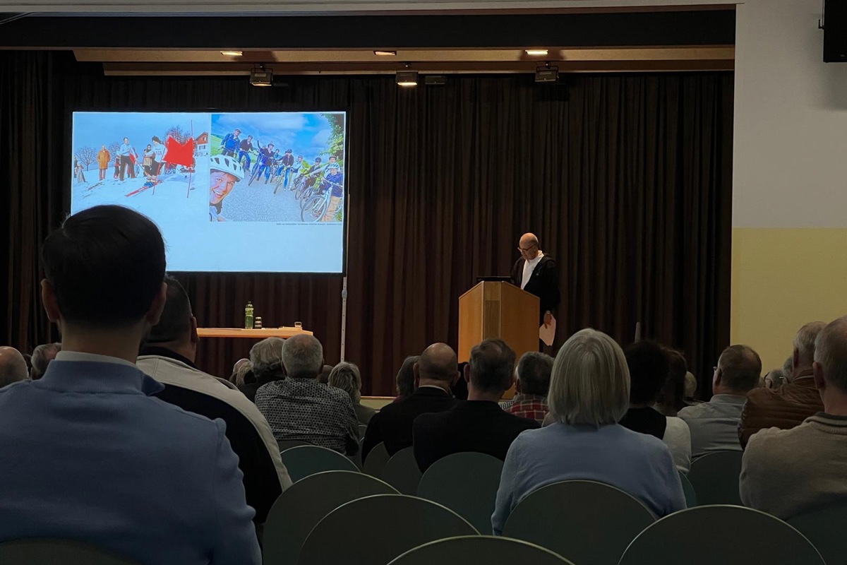 Roland Gröbli präsentierte an der Vernissage einzelne Seiten aus dem Buch. So unter anderem ein Bild vom Skirennen des Skiclubs Dachsen im Jahr 1984 sowie ein Selfie einer Velogruppe im Rahmen von «Schweiz bewegt».