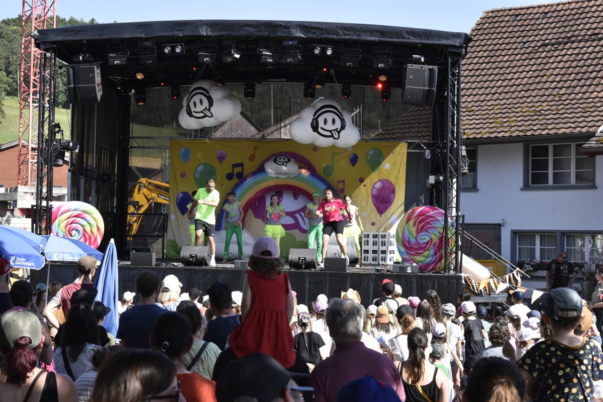 Die Schwiizergoofe tanzten mit den Kindern vor der Bühne um die Wette. 