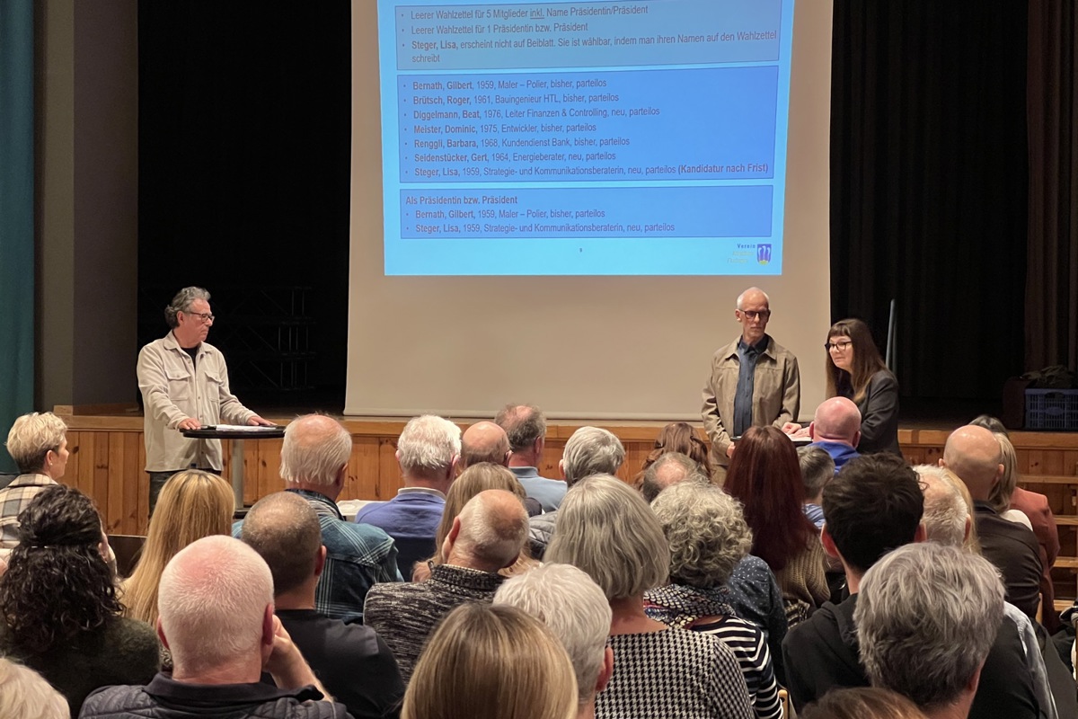 Lisa Steger und Gilbert Bernath kandidieren fürs Gemeindepräsidium. Am Donnerstag stellten sie sich im Rheintalsaal vor und den Fragen von Daniel Fink (links).