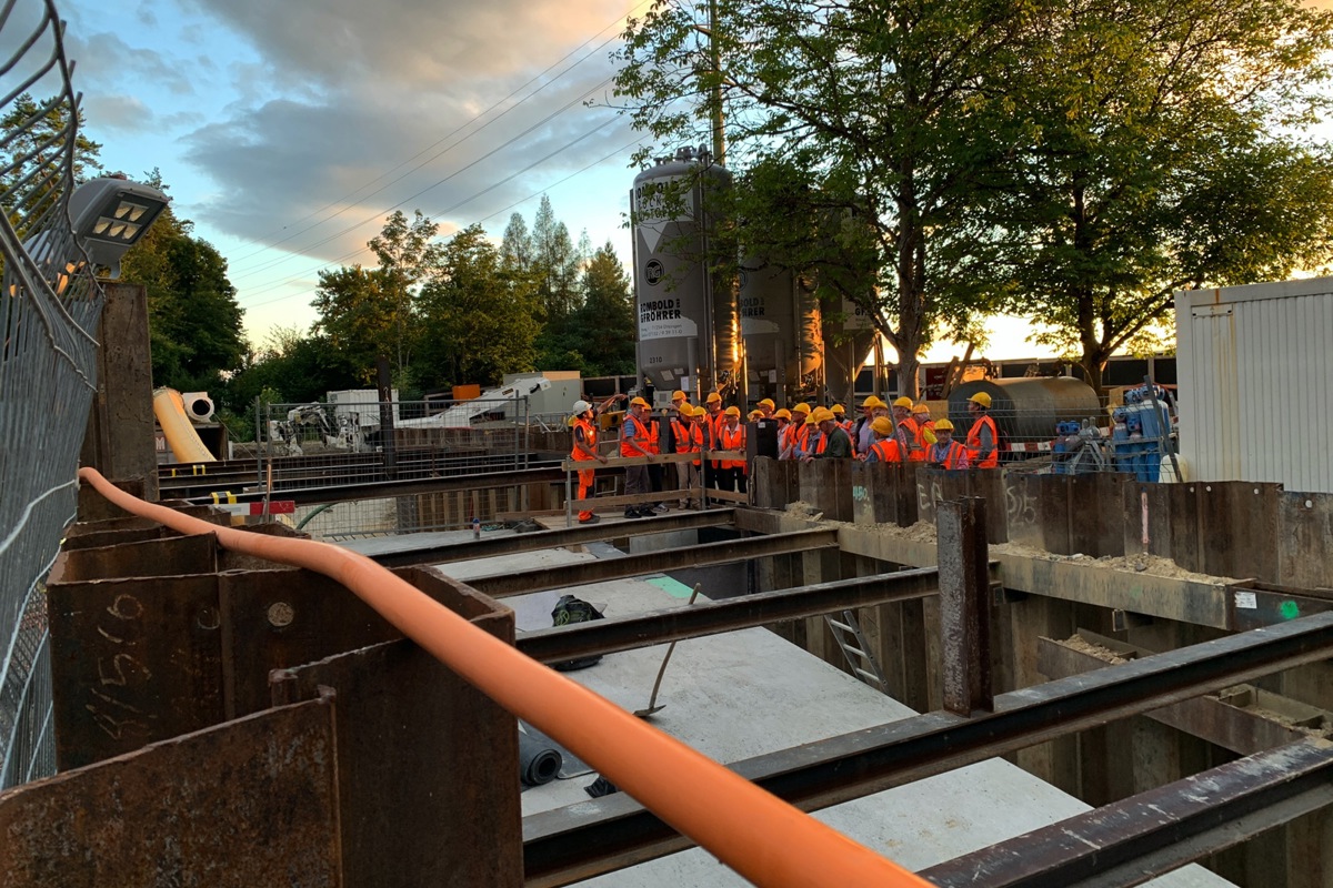 Mit Helm und Veste auf die Baustelle: In den Sicherheitsstollen konnten die Interessierten nicht