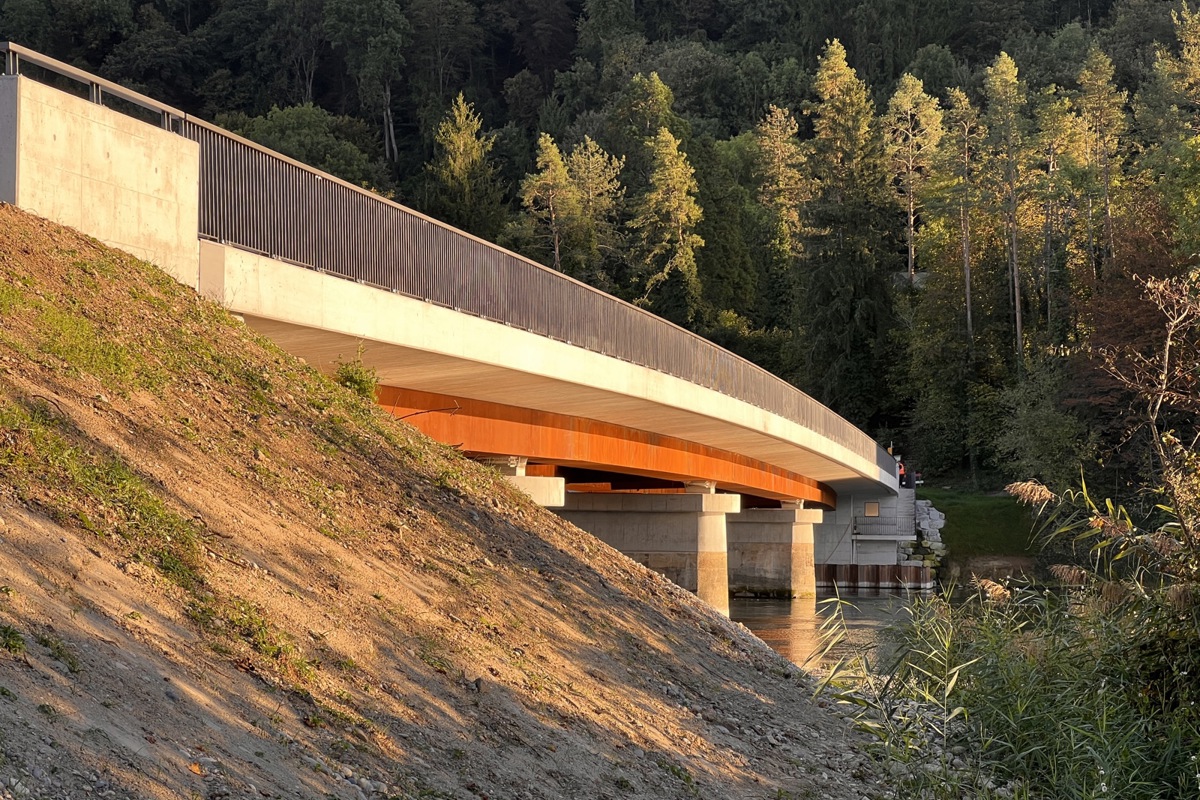 Neue Brücke auf alten Pfeilern: Cortenstahl leuchtet in der Abendsonne.