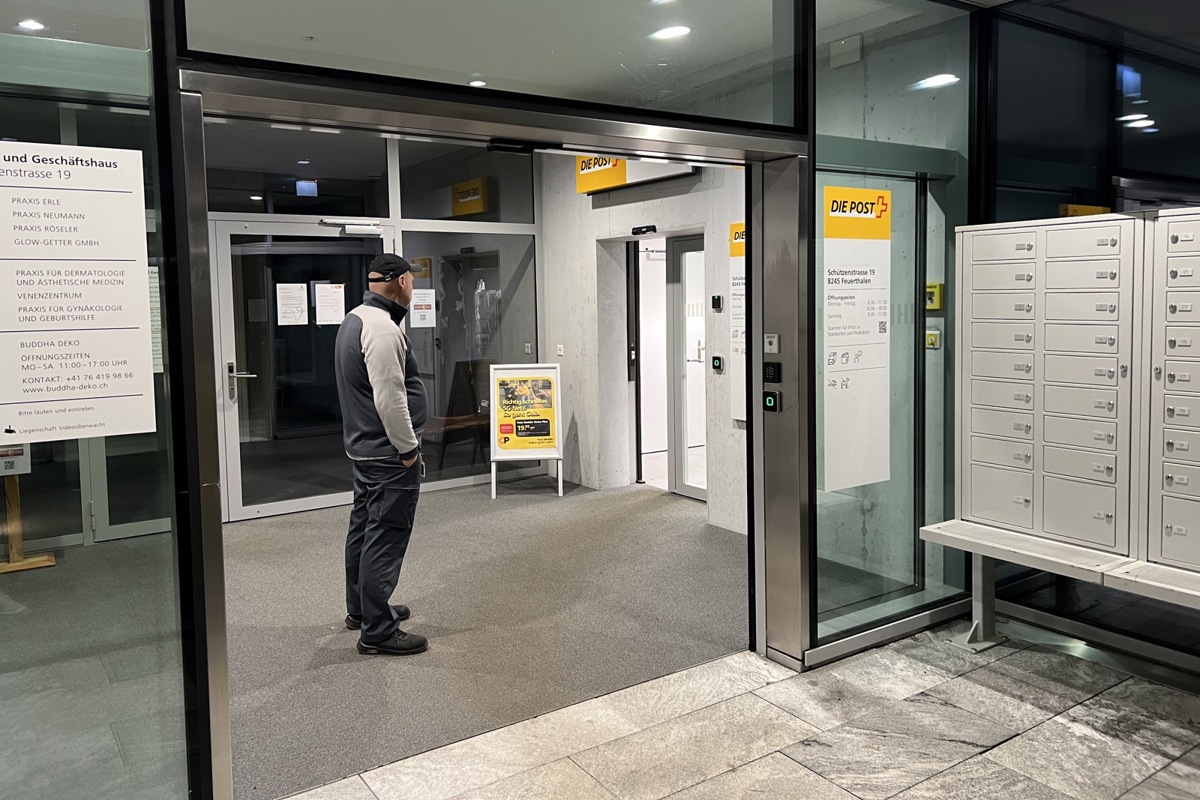 Noch bis im Spätsommer bleibt die Post Feuerthalen an ihrem bisherigen Standort, danach zieht sie in den Coop-Supermarkt.