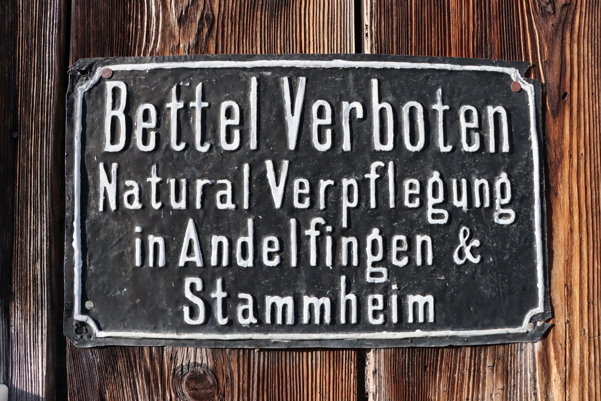 In Guntalingen zeugt dieses vermutlich über 100-jährige Schild von der einstigen Bezirkslösung im Bettelwesen. In Guntalingen zeugt dieses vermutlich über 100-jährige Schild von der einstigen Bezirkslösung im Bettelwesen.
