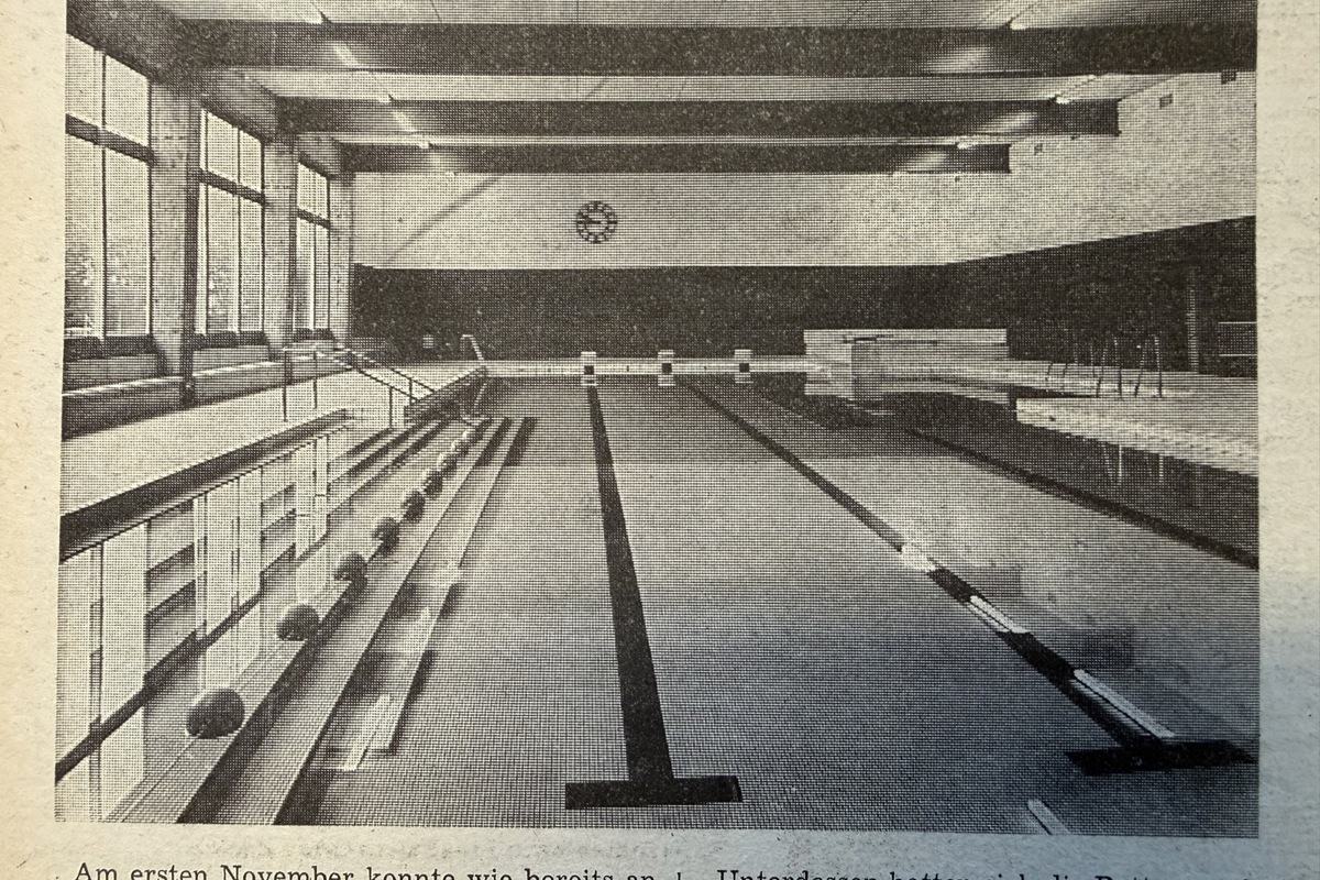 Ein Bild vom Tag der Eröffnung: Das Schwimmbecken hat sich bis heute kaum verändert.