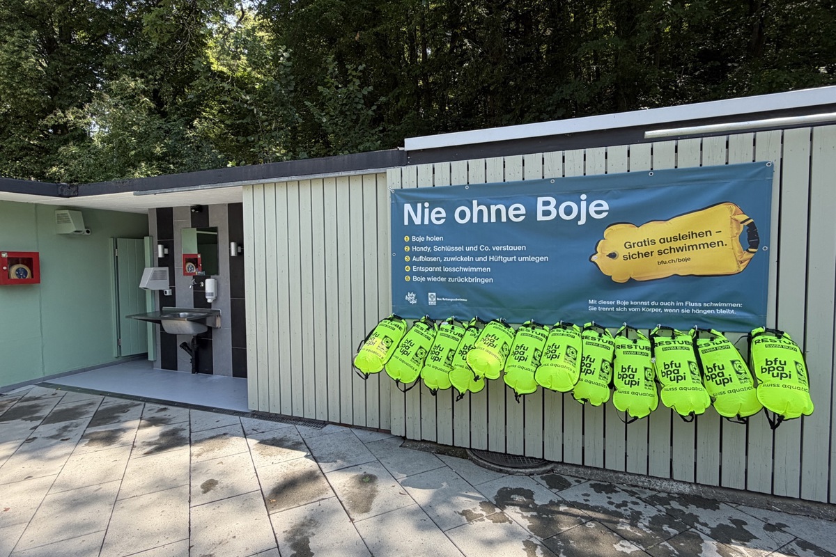 In der Bachdelle kann wieder sorglos geschwommen werden. Für die Sicherheit können Gäste die neuen, neongelben Bojen ausleihen.