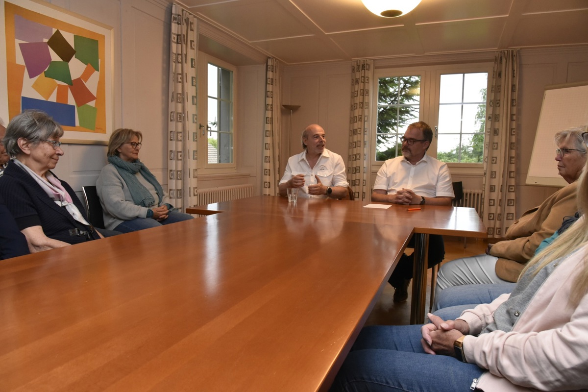 Martin Kaiser (links), Eventmanager und Kandidat für das Amt des Kirchenpflegepräsidenten im Flaachtal, sprach mit Pfarrer Benjamin Stückelberger und Interessierten über den Glauben. 