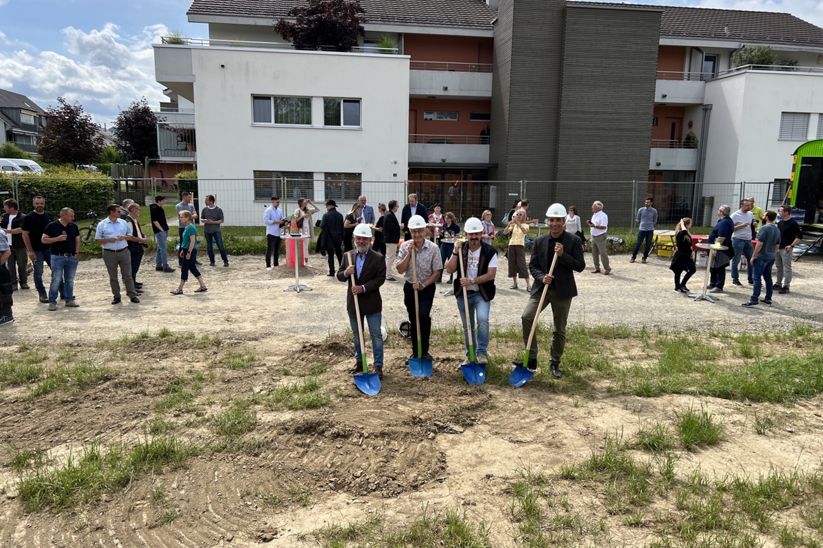 Zwischen dem überbauten Steinacker und der Bahnlinie entsteht das Projekt «Im Laufen». Beim Baustart griffen (v.l.) Projektentwickler Danilo Menegotto