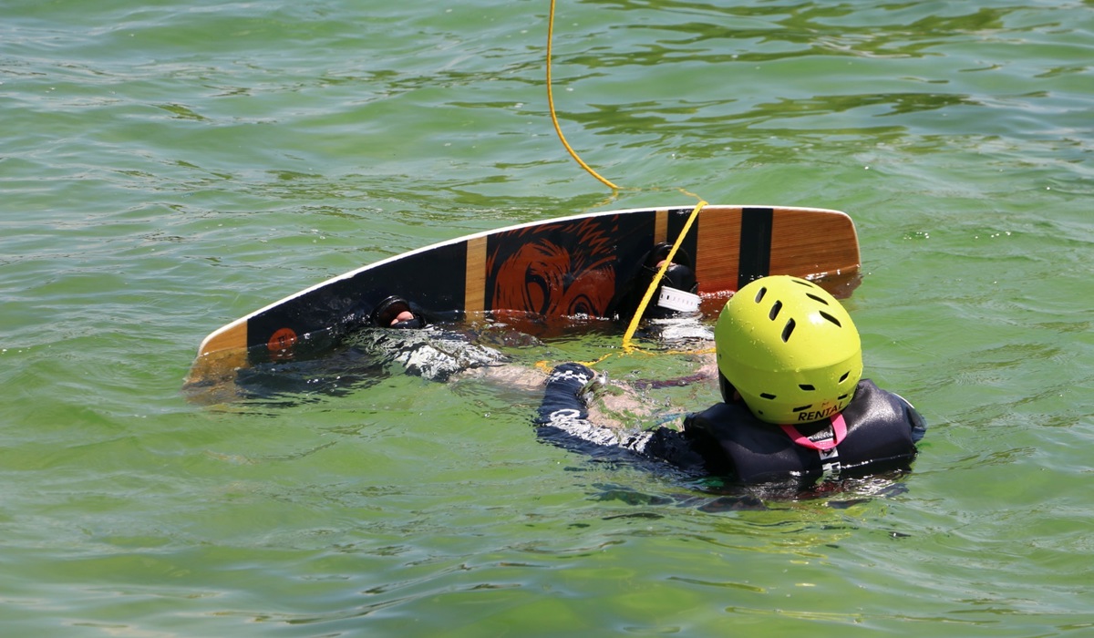 12_im-wasser-bot-sich-kurz-die-gelegenheit-durchzuschnaufen12.jpg 12_im-wasser-bot-sich-kurz-die-gelegenheit-durchzuschnaufen12.jpg
