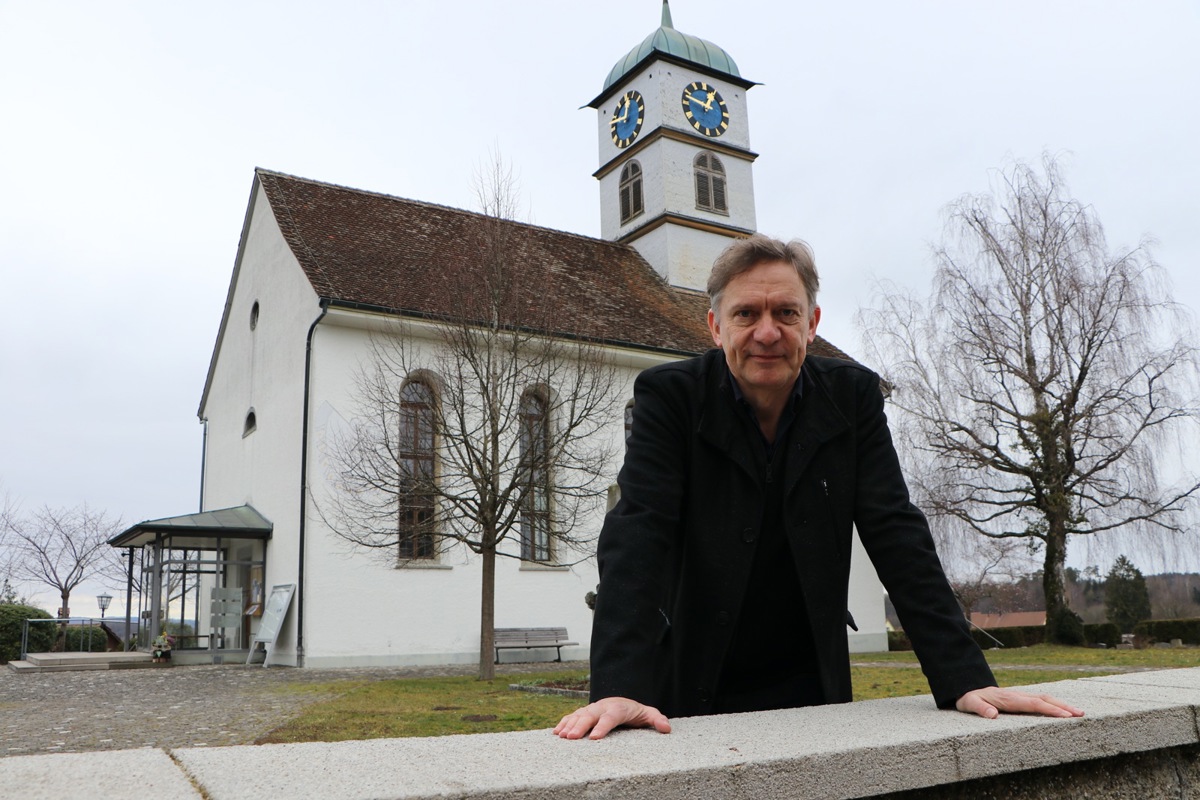 Adrian Furrer vor der reformierten Kirche Henggart. Hier ist der ausgebildete Schauspieler seit dem 1. März Pfarrer.
