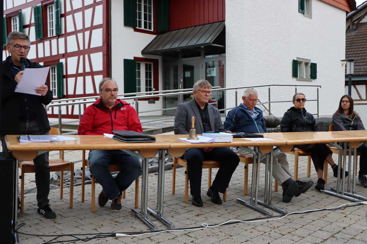 Wegen der Schafskälte warm angezogen: Schreiber Sven Fehse (von links) las eine Anfrage vor. Die Antwort der Gemeinderäte Daniel Stahl, Martin Widmer, Fredi Hablützel, Carmen Kromer und Daniela Meier wurde aufmerksam registriert. 
