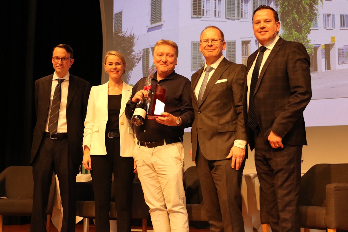 Roland Fehr (Mitte), Gemeindepräsident von Berg am Irchel, wurde mit dem HEV-Award ausgezeichnet. Matthias Baumberger (links) führte durch den Abend mit Gastreferentin Natalie Rickli. Ralph Bauert stellte seine Studie vor, und HEV-Vizepräsident Roger Wiesendanger (rechts) vertrat den abwesenden Präsidenten Martin Farner.