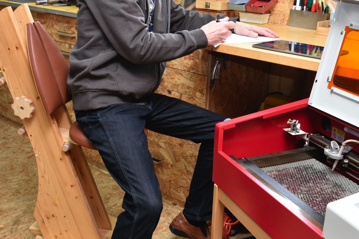 Roger Wachter ist in der Werkstatt in seinem Element. Den Stuhl baute er aus alten Regal-Seitenwänden.