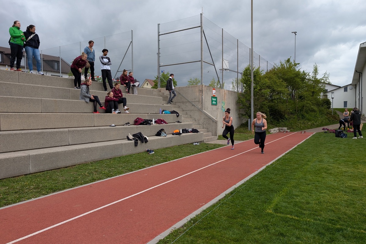 Mahara Rösli (linke Bahn, 4. Platz) und Jasmin Rindlisbacher (rechte Bahn, 8. Platz) trugen mit ihren Einzelresultaten massgeblich zur erneuten Titelverteidigung der Damenriege Ossingen bei. Mahara Rösli (linke Bahn, 4. Platz) und Jasmin Rindlisbacher (rechte Bahn, 8. Platz) trugen mit ihren Einzelresultaten massgeblich zur erneuten Titelverteidigung der Damenriege Ossingen bei.