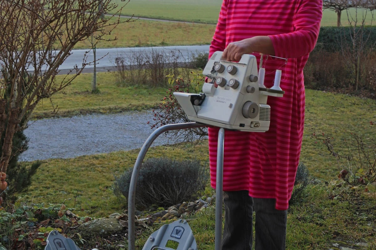 Erna Straub hat eine Ausleih-Börse gegründet und stellt dort die Schneeschuhe