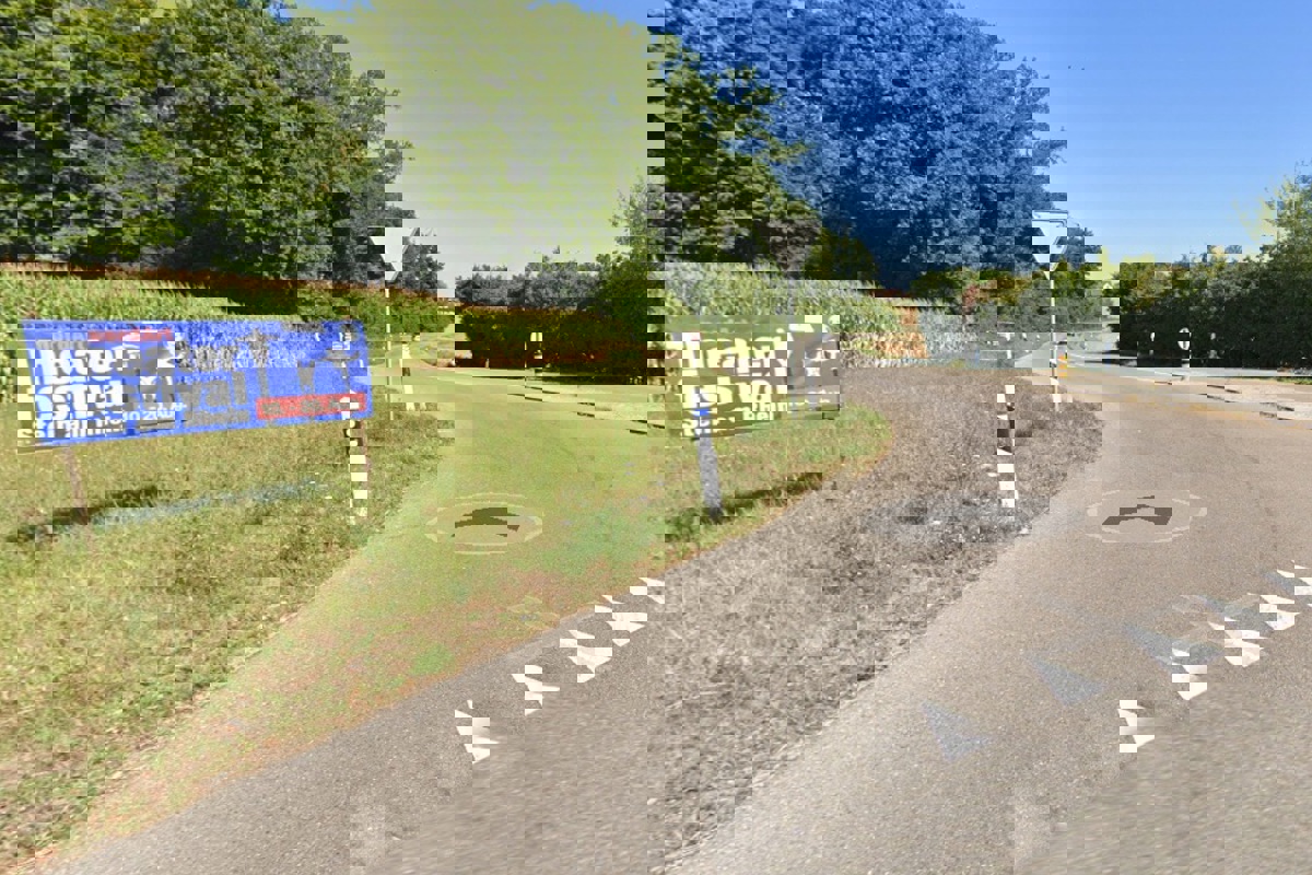 Nicht mehr möglich: Plakatierung in der Wiese in Andelfingen Nähe A4-Ein- und Ausfahrt Adlikon.
