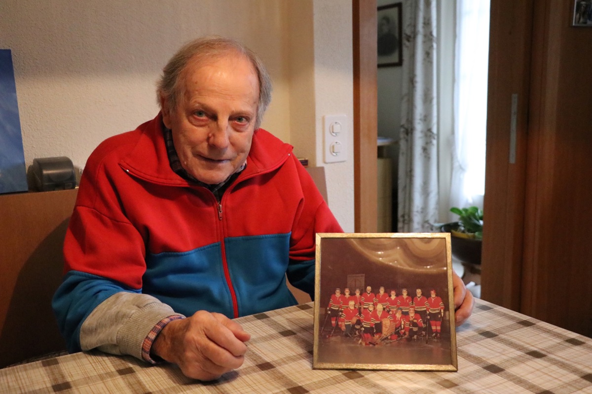 Christian Graber mit einem Mannschaftsfoto aus der Anfangszeit. Er steht in der hinteren Reihe ganz rechts.