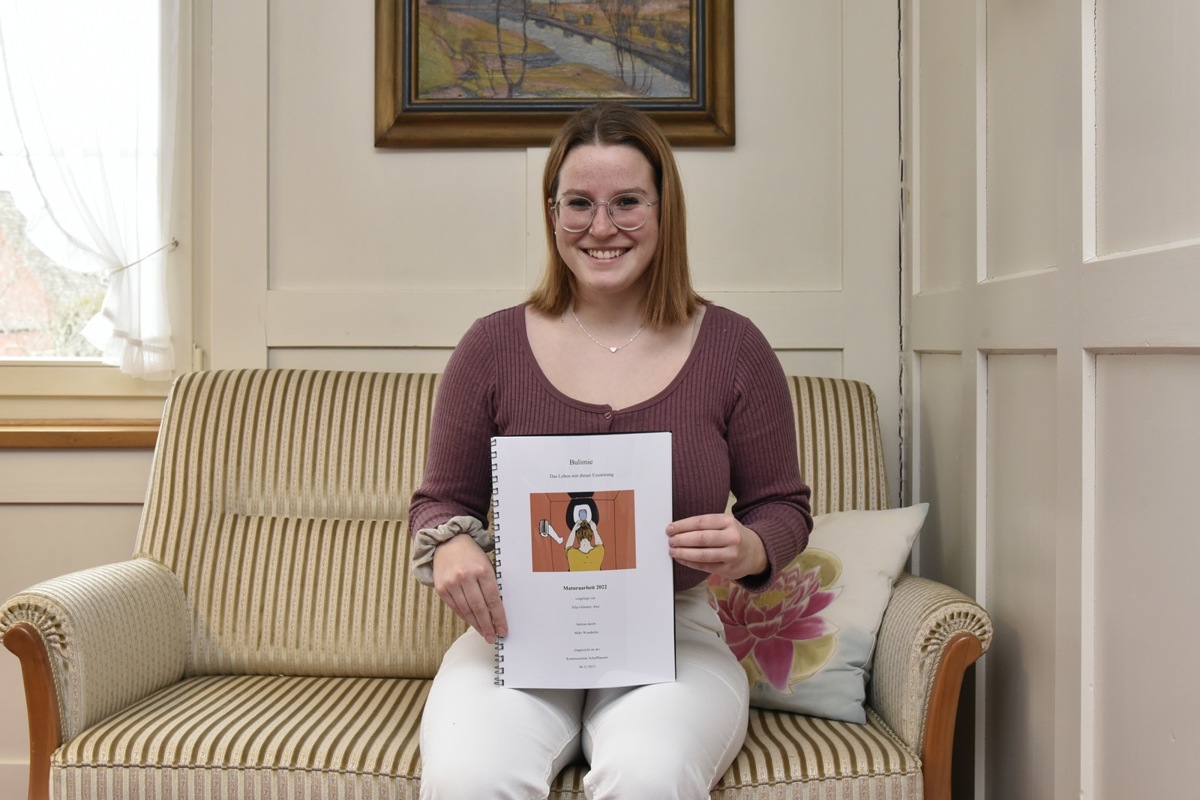 Silja Ochsner befasste sich in ihrer Maturarbeit mit der Ess-Brech-Sucht Bulimie. Silja Ochsner befasste sich in ihrer Maturarbeit mit der Ess-Brech-Sucht Bulimie.