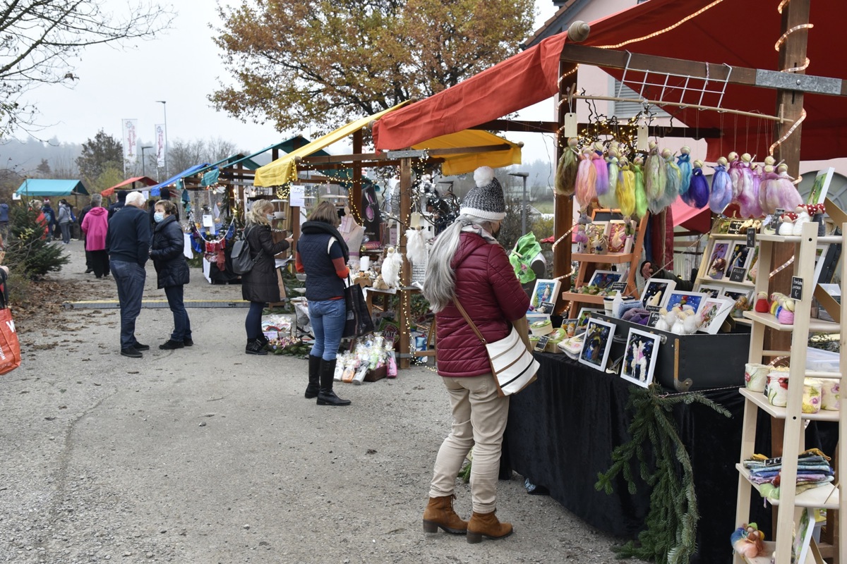 Maskenpflicht und Abstand gehören auch dieses Jahr zum Weihnachtsmarkt in Kleinandelfingen.