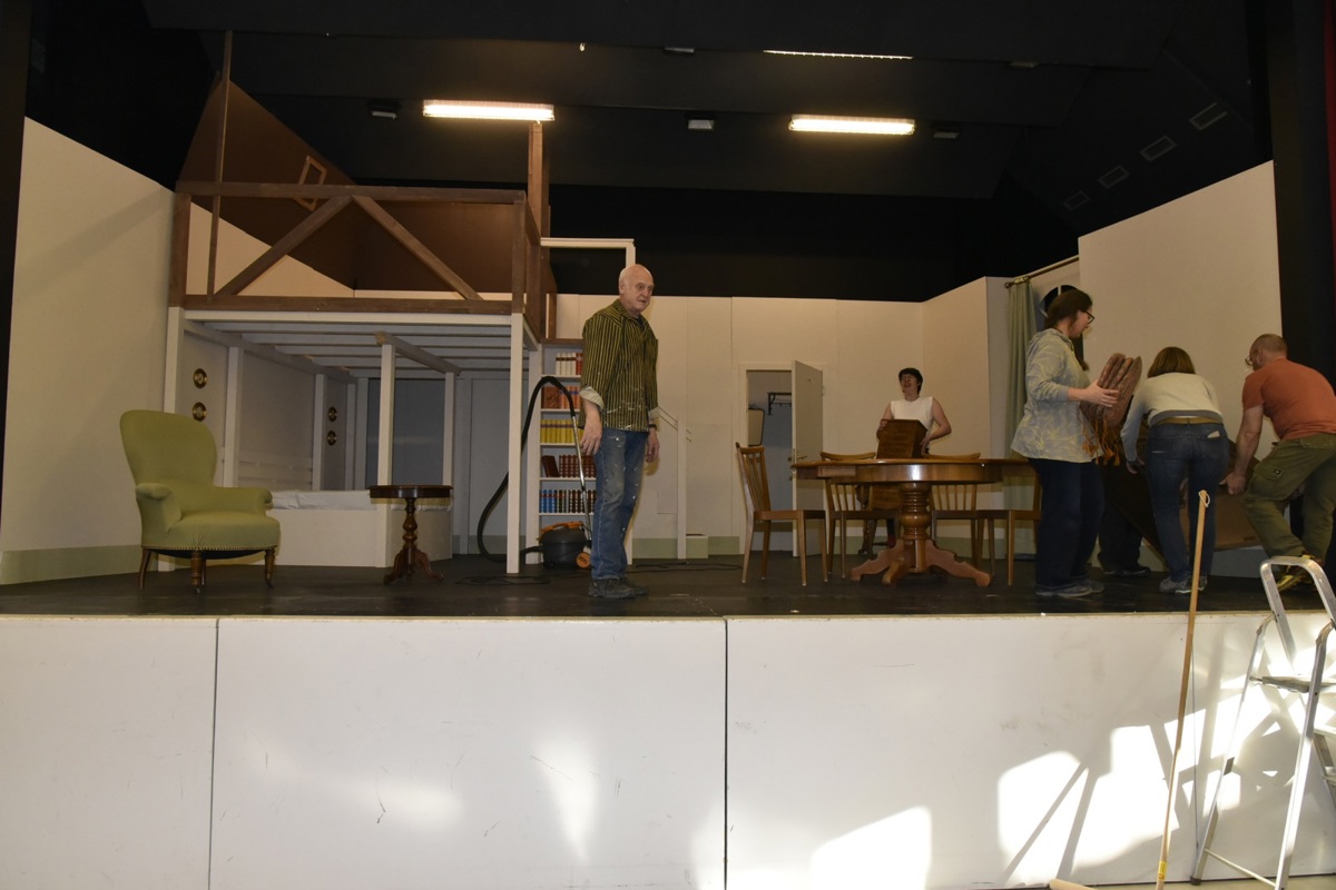 Letzte Handgriffe am Montag, um das Bühnenbild einzurichten. Peter Schöni (Bildmitte) gibt entsprechende Anweisungen.