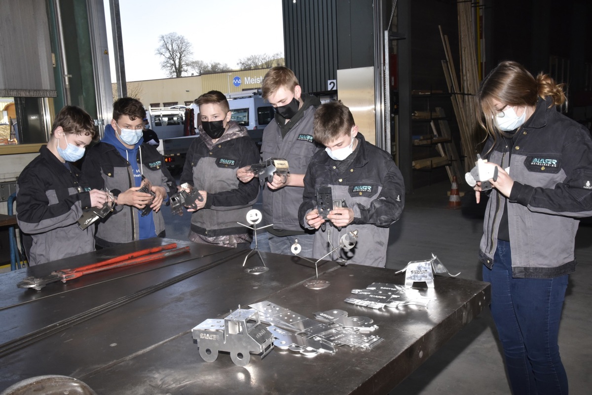 Die Jugendlichen machten erste Erfahrungen mit dem Werkstoff Metall: Autos falten und Männchen kreieren.