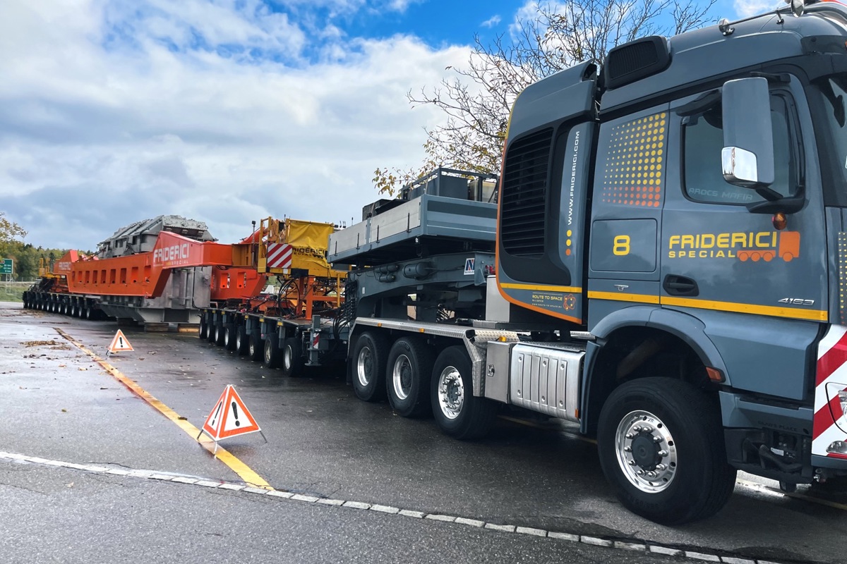 Der knapp 64 Meter lange Schwertransport musste wegen einer Panne pausieren.